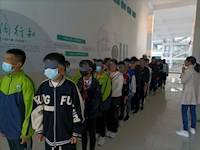 东吴外师附属实验中学心理社团开展“导盲之旅”团辅活动